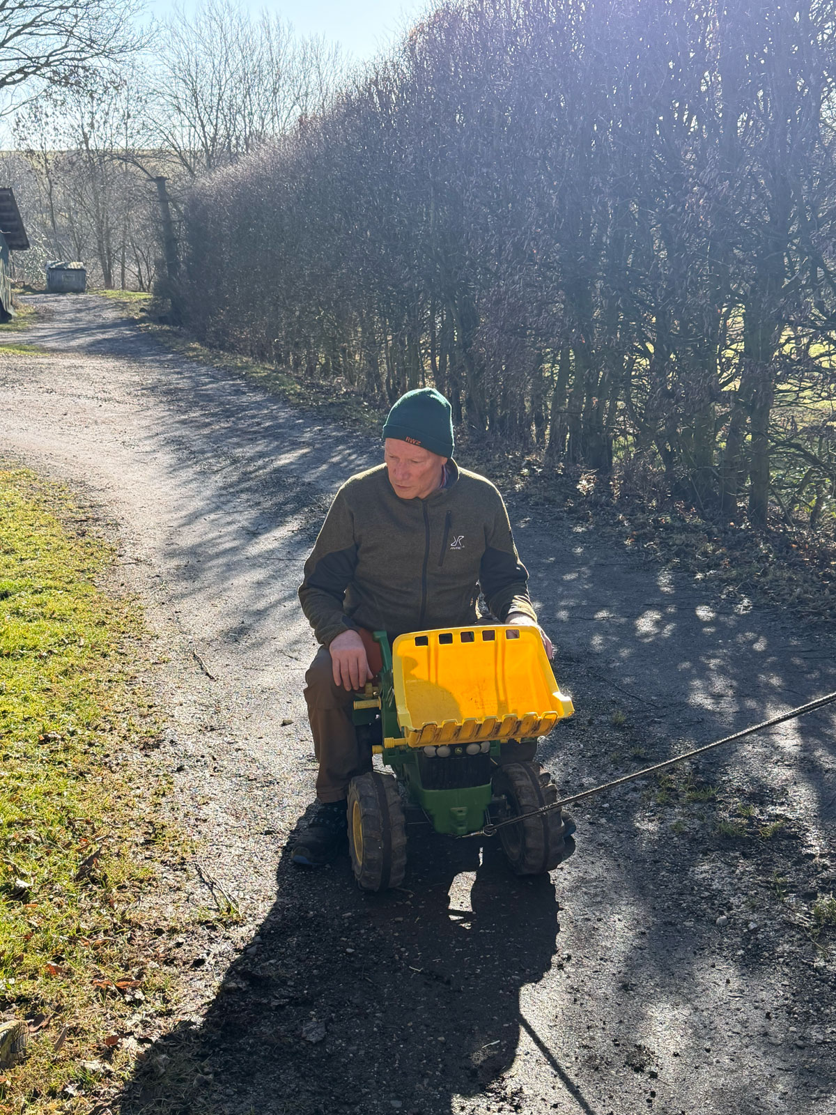 Hans Willi bei den Tieren im Stall